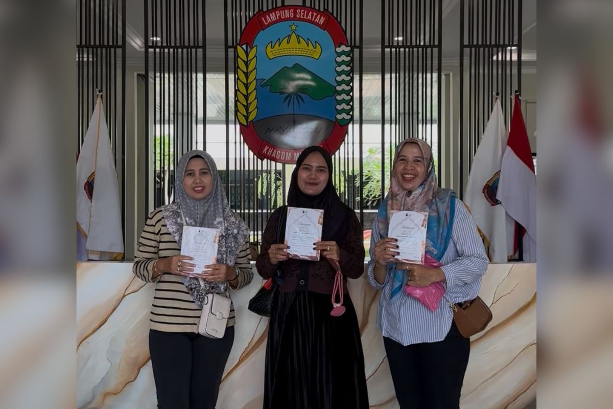 South Lampung Netizens' 'Flexing Invitation' Phenomenon: Not Bragging About Eid Clothes, But Flaunting Physical Halal Bihalal Invitations from the Regent
