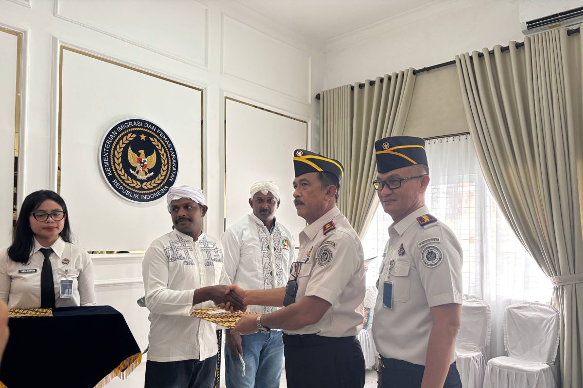 Two Malaysian inmates at Pekanbaru Prison receive Nyepi remission