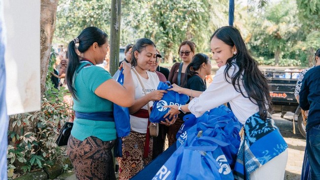 BRI Distributes 2,000 Food Packages to Angseri and Sarimekar Villages in Bali