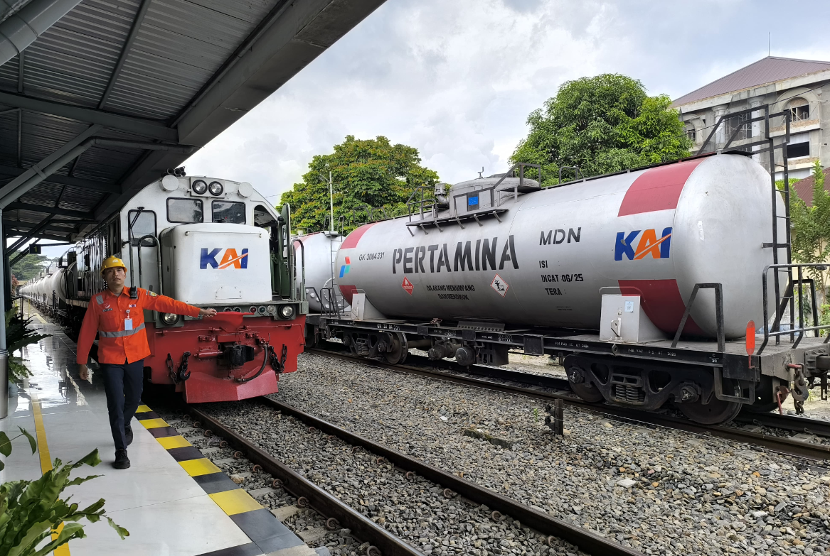 Supporting Eid Homecoming Traffic, KAI North Sumatra Regional Division Distributes 11,118 KL of Fuel for Road Transport