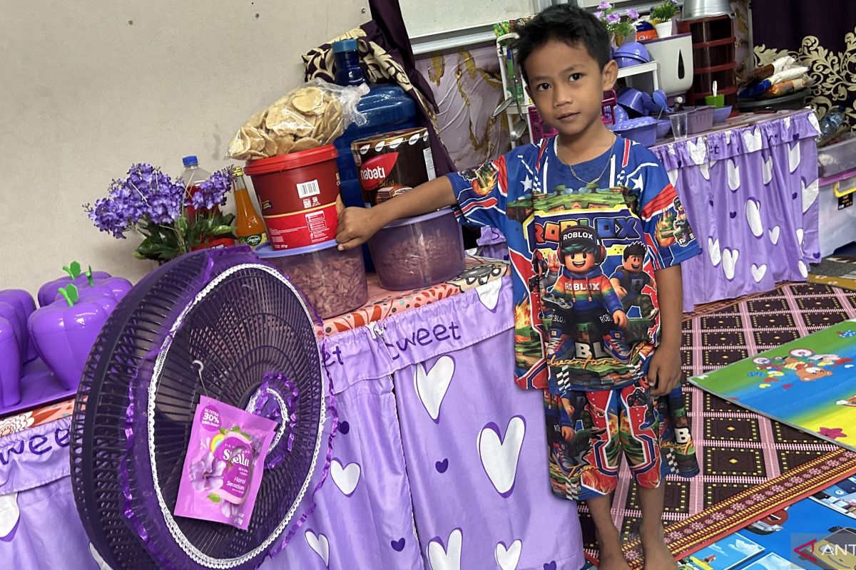 All-Purple Furnishings: A Survivor's Way to Brighten Eid in Agam's Temporary Shelter