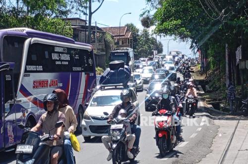Police Implement Partial One-Way System on Nagreg Route Today