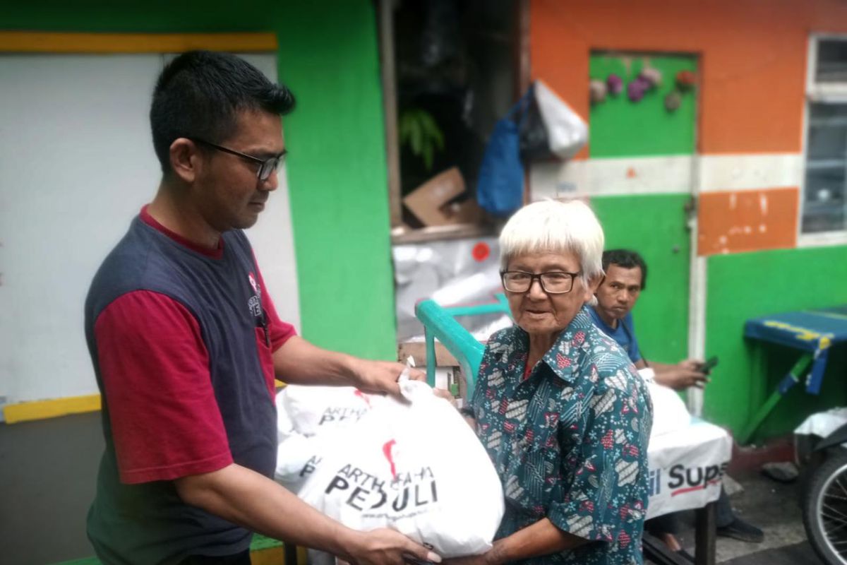 Artha Graha hosts affordable market to assist dawn food vendors in Central Jakarta