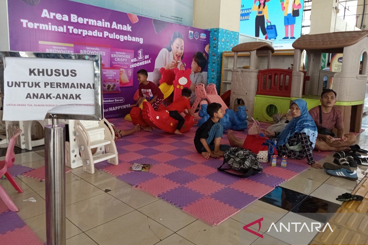 Travellers Praise Children's Play Facilities at Pulo Gebang Terminal