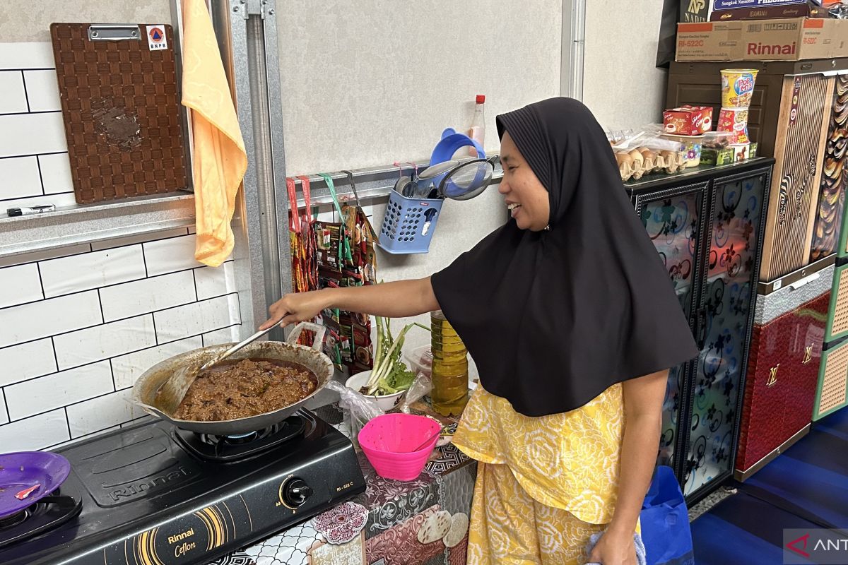 Huntara Residents in Agam Preserve Marandang Tradition to Welcome Eid