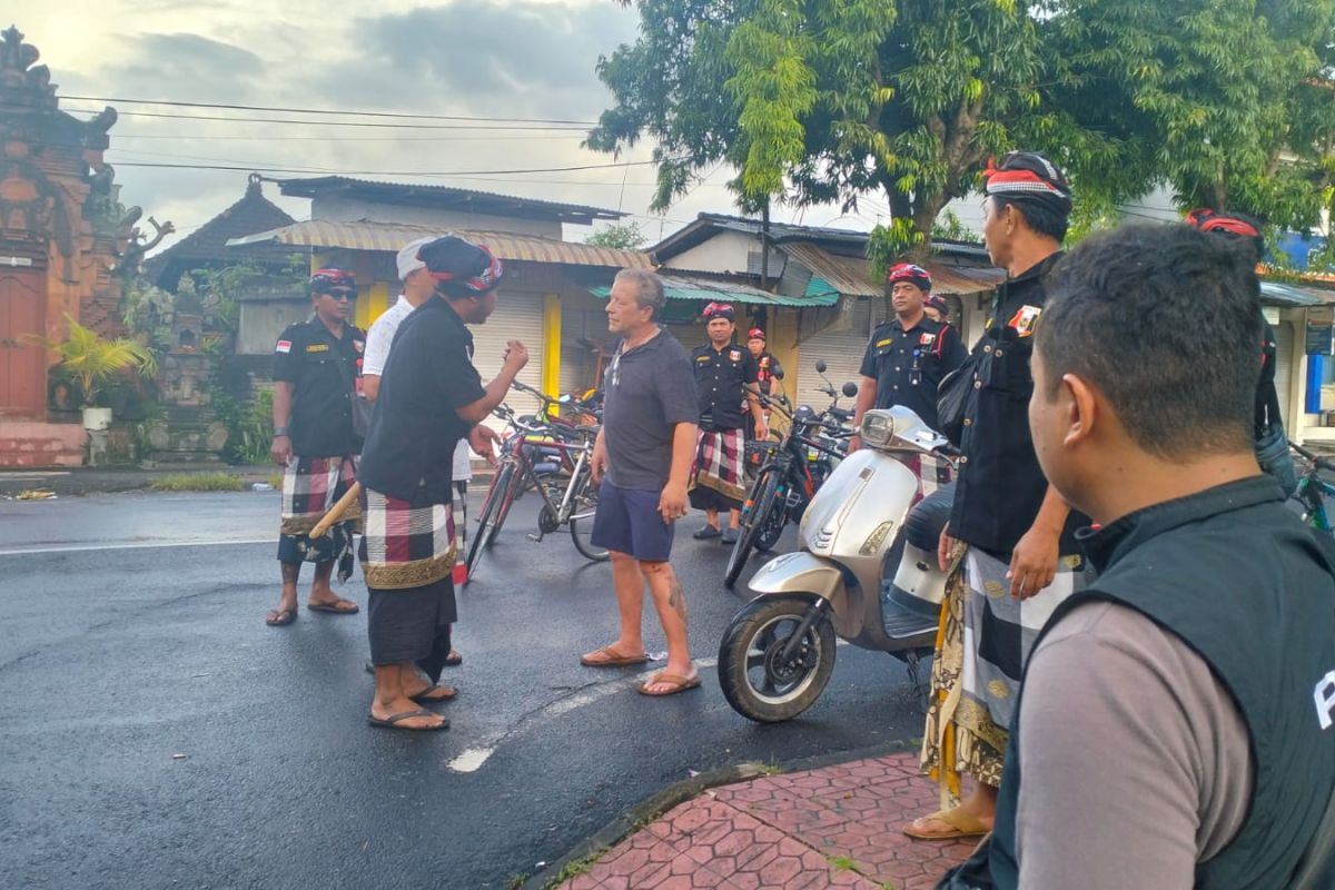 Officers Secure American Foreign National Wandering During Nyepi in Bali