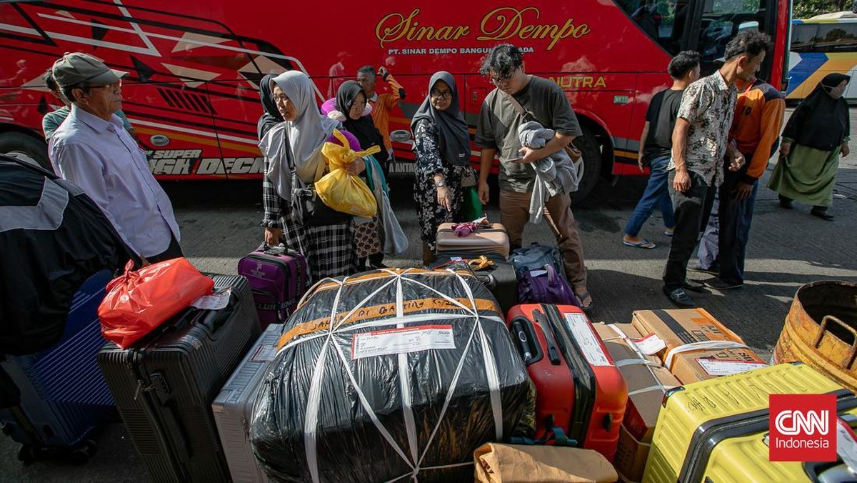 Holiday Travellers Scramble for Buses as Purabaya Terminal Denies Shortage of Eid Vehicles