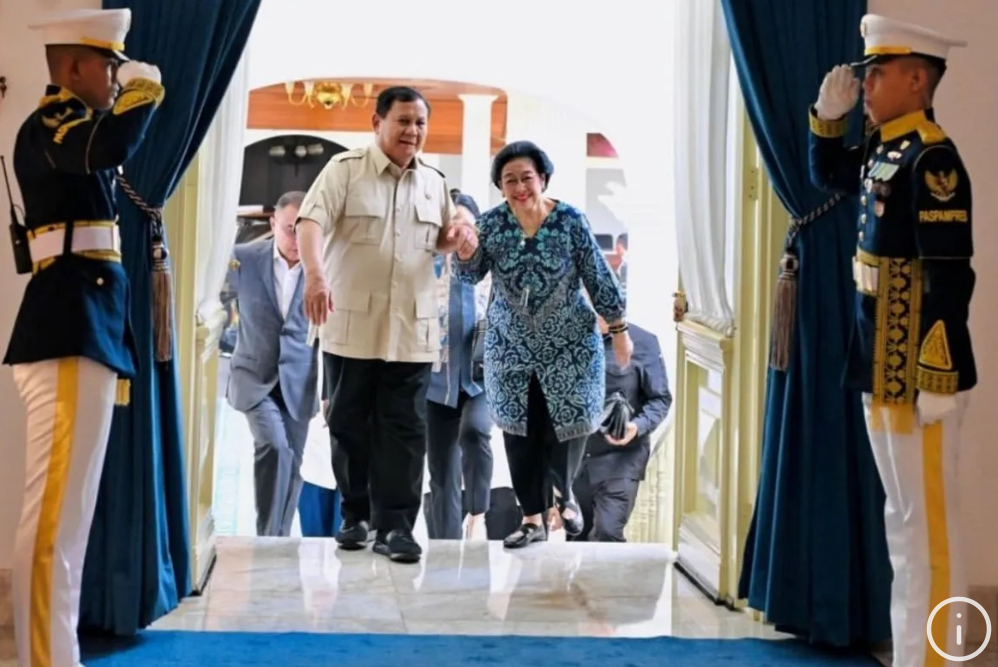 Warm Moment as President Prabowo Receives Visit from Megawati at the Palace