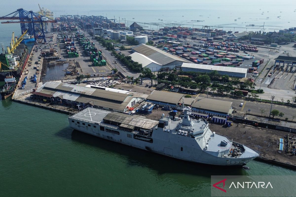 Taking a warship for the homecoming journey, receiving souvenirs of stories for the rural homeland