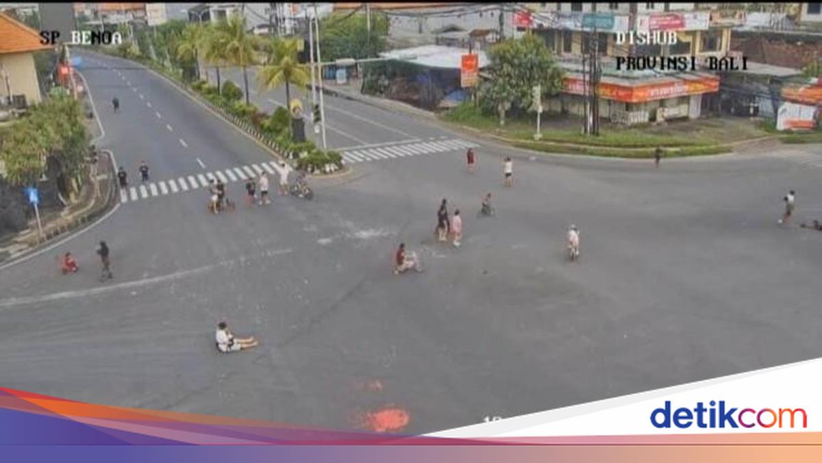 CCTV Captures Residents Outside During Nyepi at Simpang Pesanggaran, Denpasar
