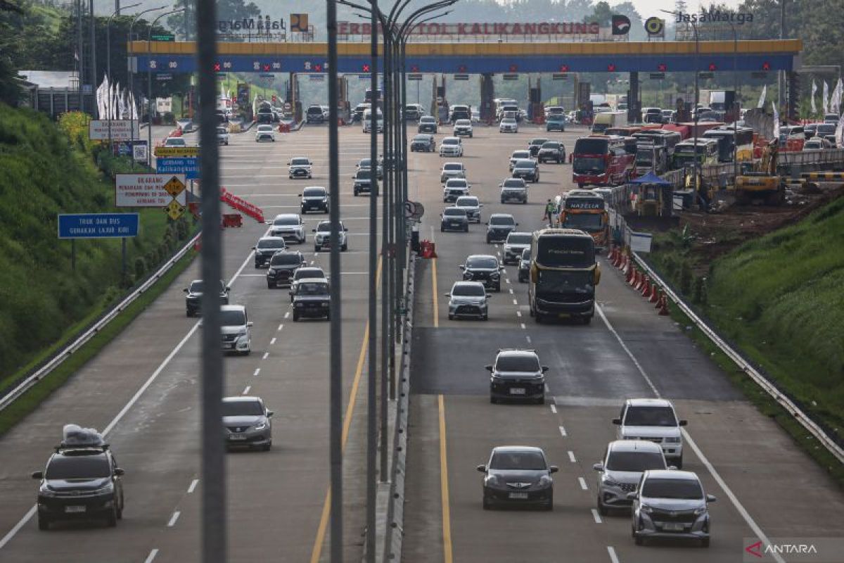 Lebaran Homecoming Traffic Flow at Kalikangkung Toll Gate, Semarang-Batang
