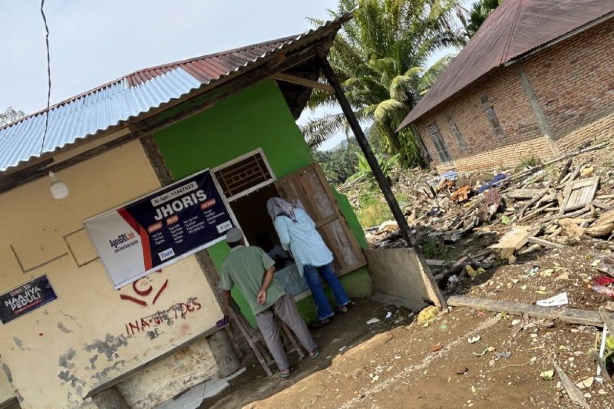 Survivor Continues Providing Banking Services from the Remains of Home After Disaster