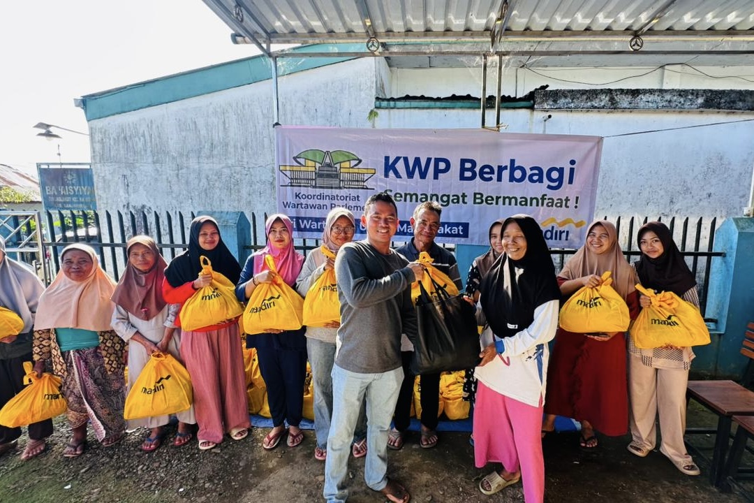 Parliamentary Journalists' Coordinating Body Partners with Bank Mandiri to Distribute 2,000 Food Packages