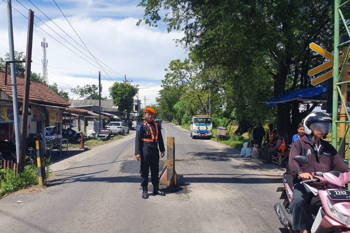 KAI Daop 7 to Narrow Level Crossing in Jombang