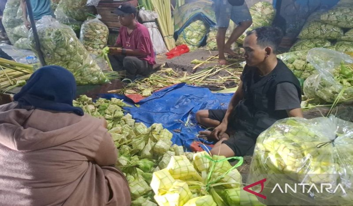 Ahead of Eid 2026, Ketupat Leaf Sellers in Palmerah Overwhelmed by Orders
