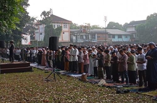 Thousands of Muhammadiyah Worshippers Perform Eid Prayer in Bandung, Preacher Highlights West Java Social Issues