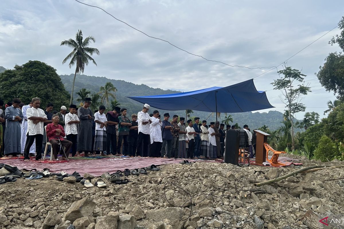 Mosque hit by flash flood, Agam residents perform Eid al-Fitr prayer in field