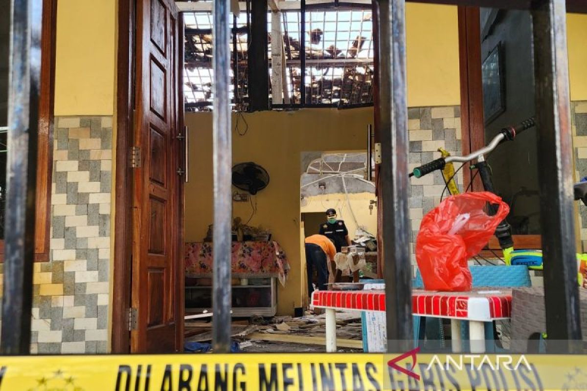 Central Java Police Forensic Lab Processes Scene of House Explosion in Semarang