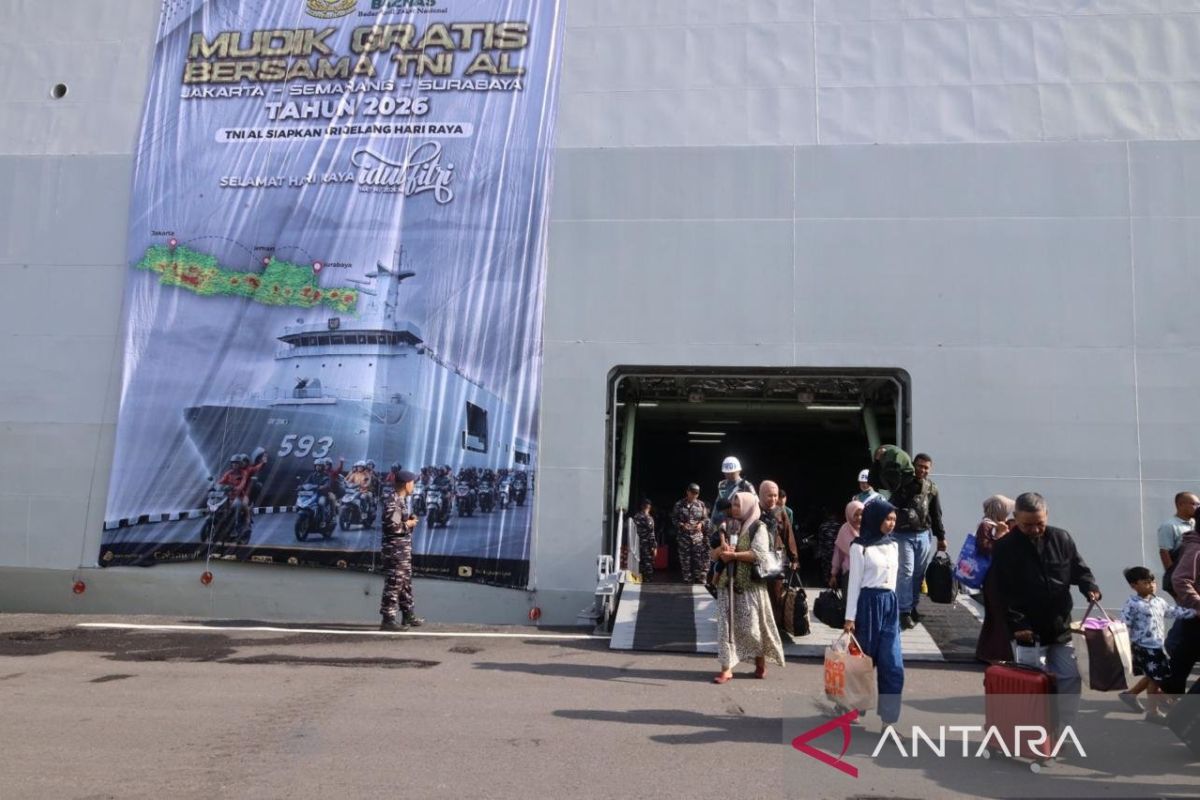 Indonesian Navy Successfully Transports Holidaymakers to Surabaya Using Warship