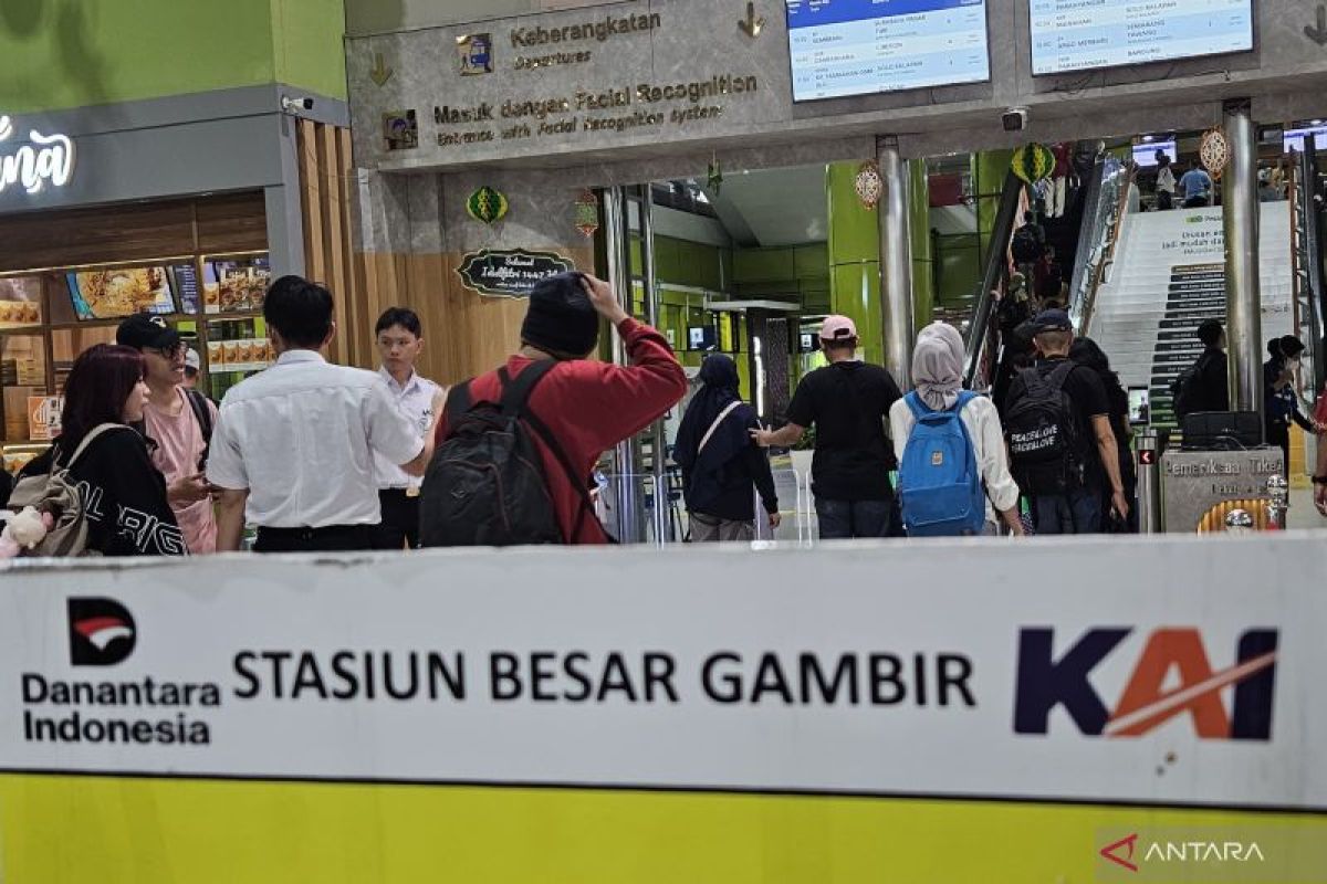 17,231 Commuters Depart from Gambir Station on Friday