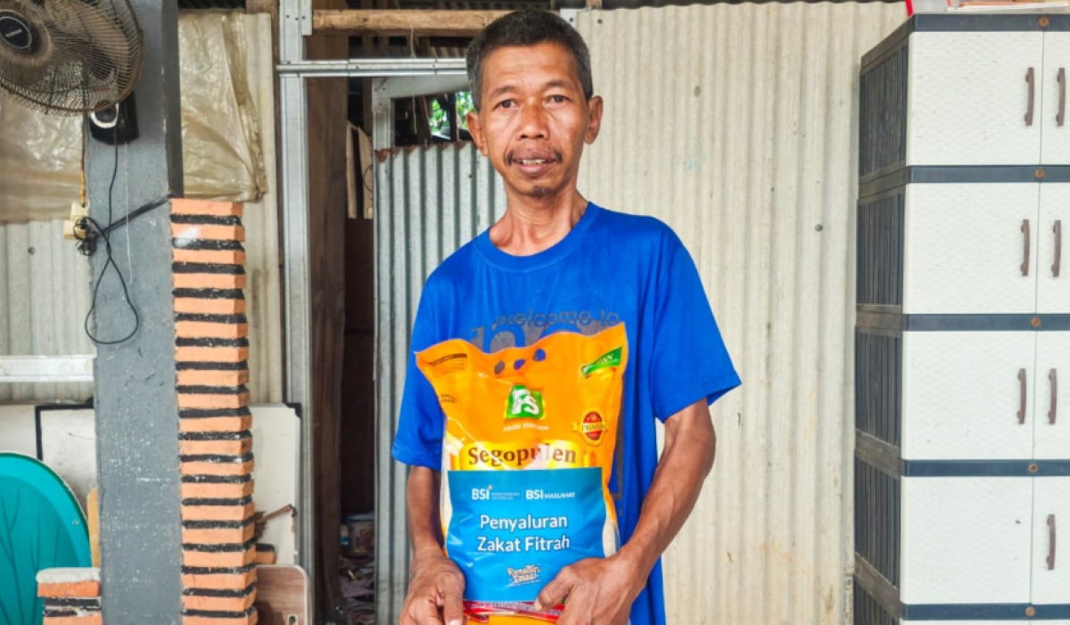 Scavengers and Quran Teachers Receive Zakat Fitrah