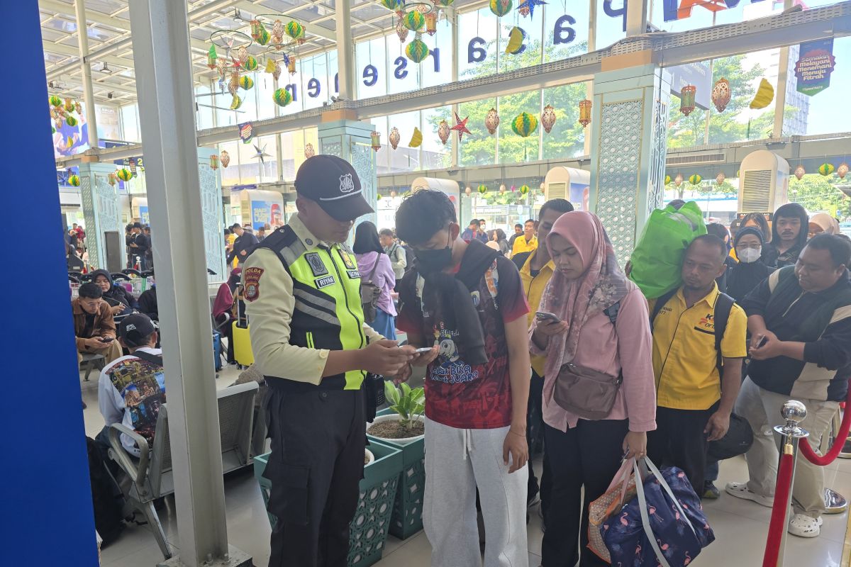 Mudik Passenger Flow at Pasar Senen Station Begins to Decline on H-1 of Eid 2026