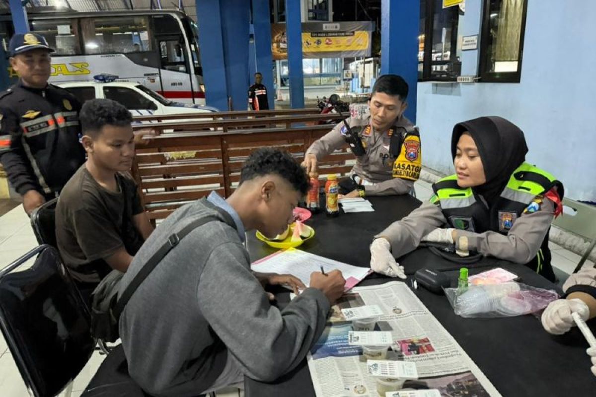 East Java Police Provide Free Mobile Health Services for Returnees