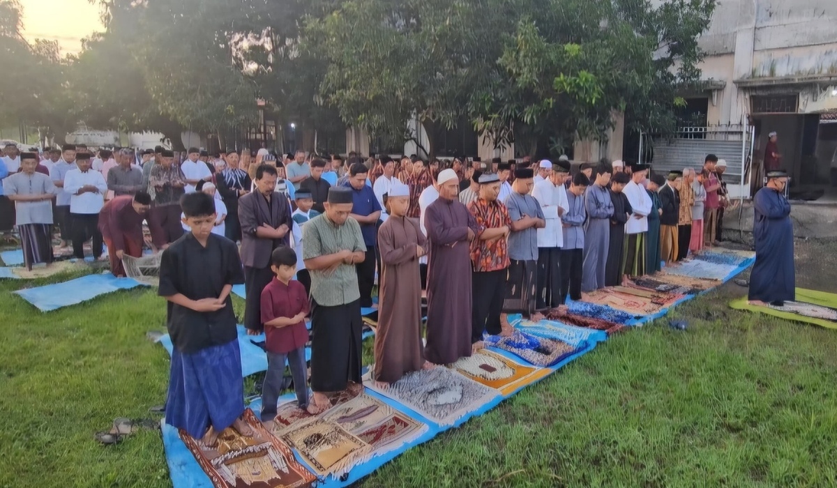 Commemorating Eid al-Fitr 1447 H, Hundreds of Lapindo Mud Victims Perform Eid Prayer Beside the Porong Dam