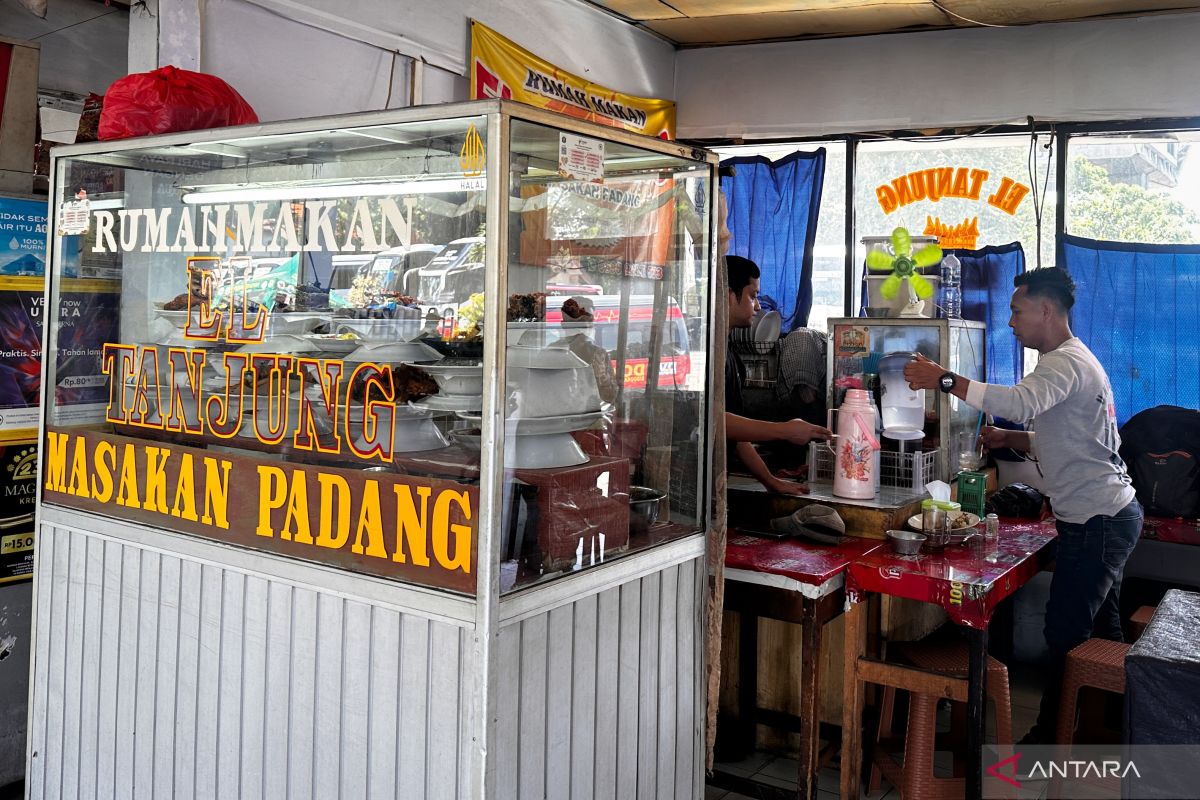 Mudik Period: Kampung Rambutan Traders Earn Up to Rp8 Million a Day