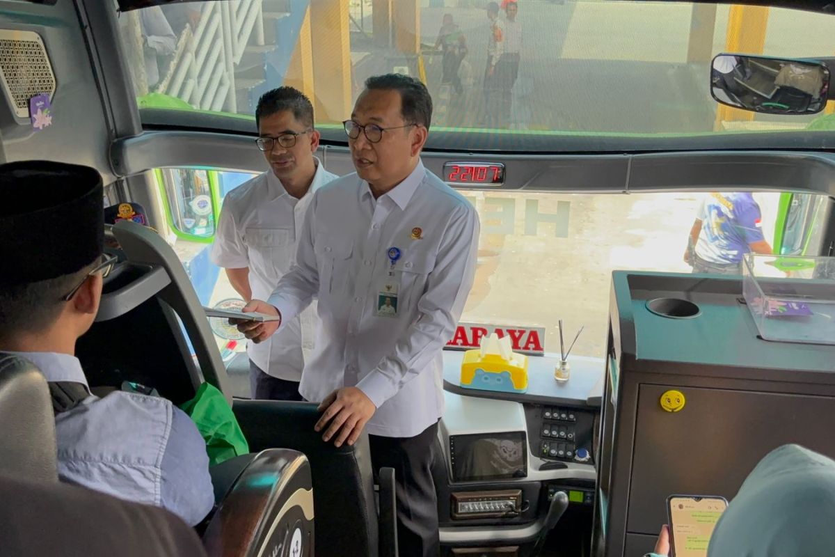 Secretary General of Ministry of Transportation Ensures Lebaran Bus Fitness at Purabaya Terminal
