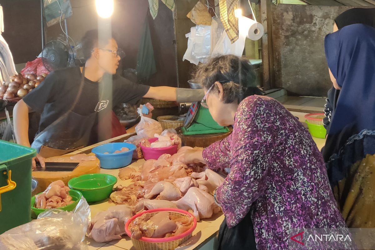 Ahead of Eid, chicken prices rise at Tomang Market