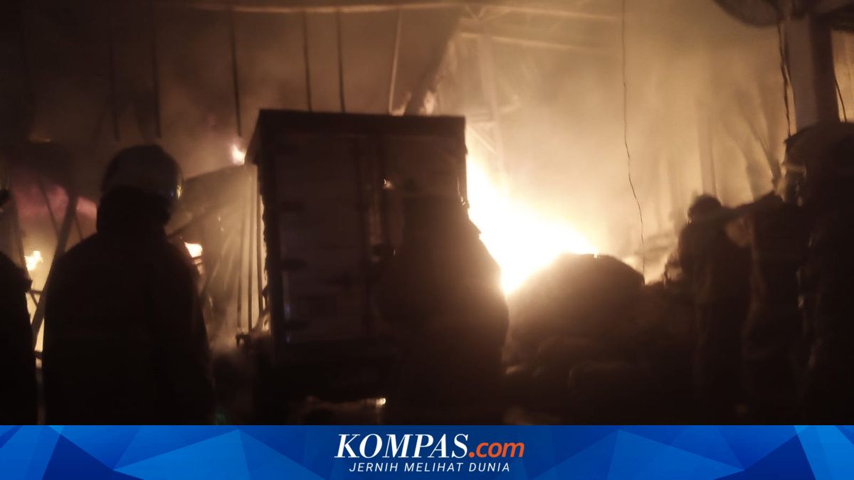 Suspected Teen Firecracker Play Causes Plastic Factory Fire in Cengkareng
