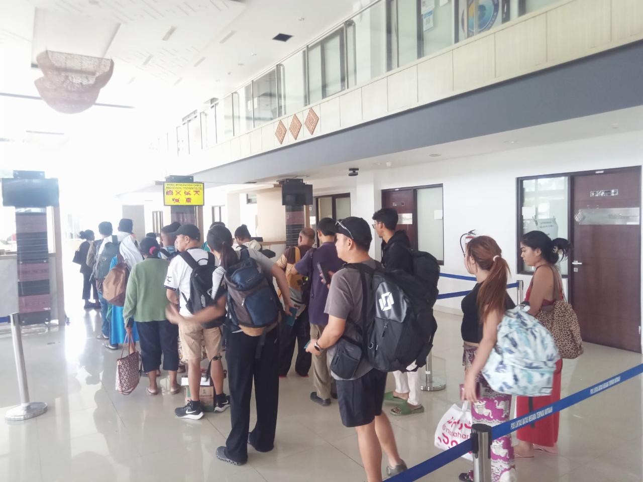 Hundreds of Returnees and Tourists Flock to Motaain Border Crossing