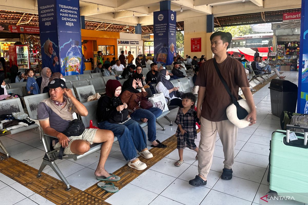 Newly Granted Leave, Several Commuters Depart from Kampung Rambutan