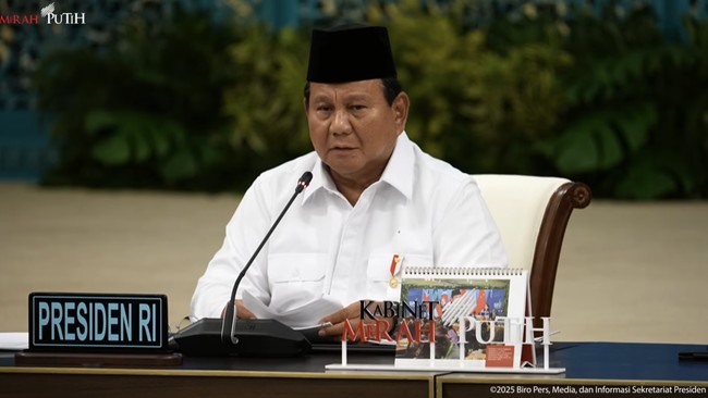 Prabowo Candidly Admits to Waking Up Early in the Morning to Monitor Global Issues on YouTube