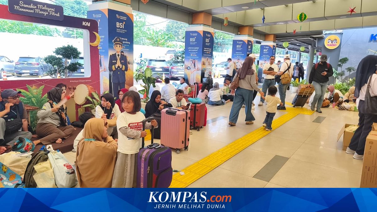 Homecomers Complain of Limited Seating and Heat at Pasar Senen Station
