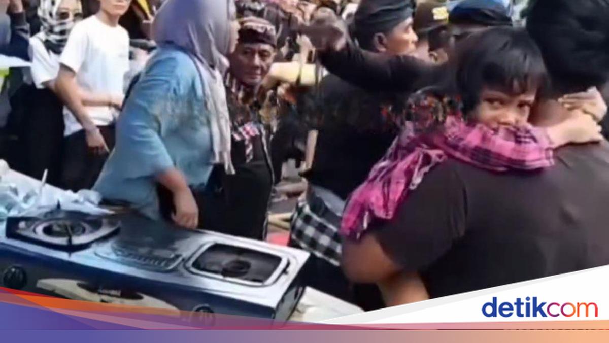 Ogoh-ogoh Parade Incident in Mataram: Child Scalded by Hot Broth