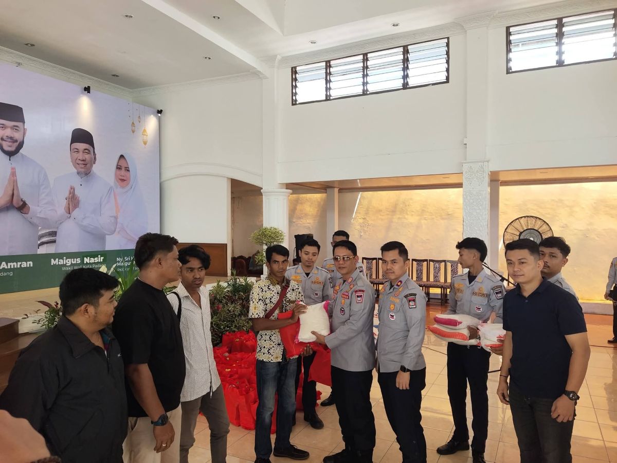 Padang City Government Delivers Eid Packages to Railway Crossing Guards