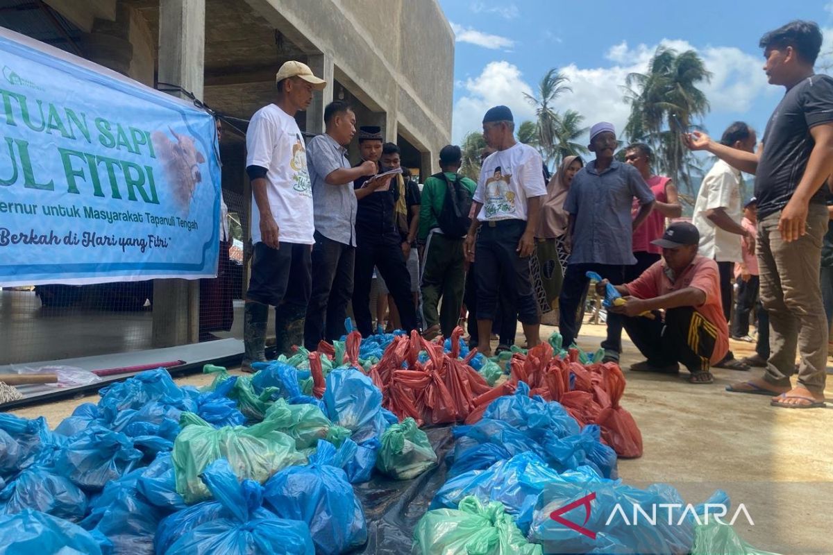 Residents of Hutanabolon Receive Beef Assistance from North Sumatra Provincial Government