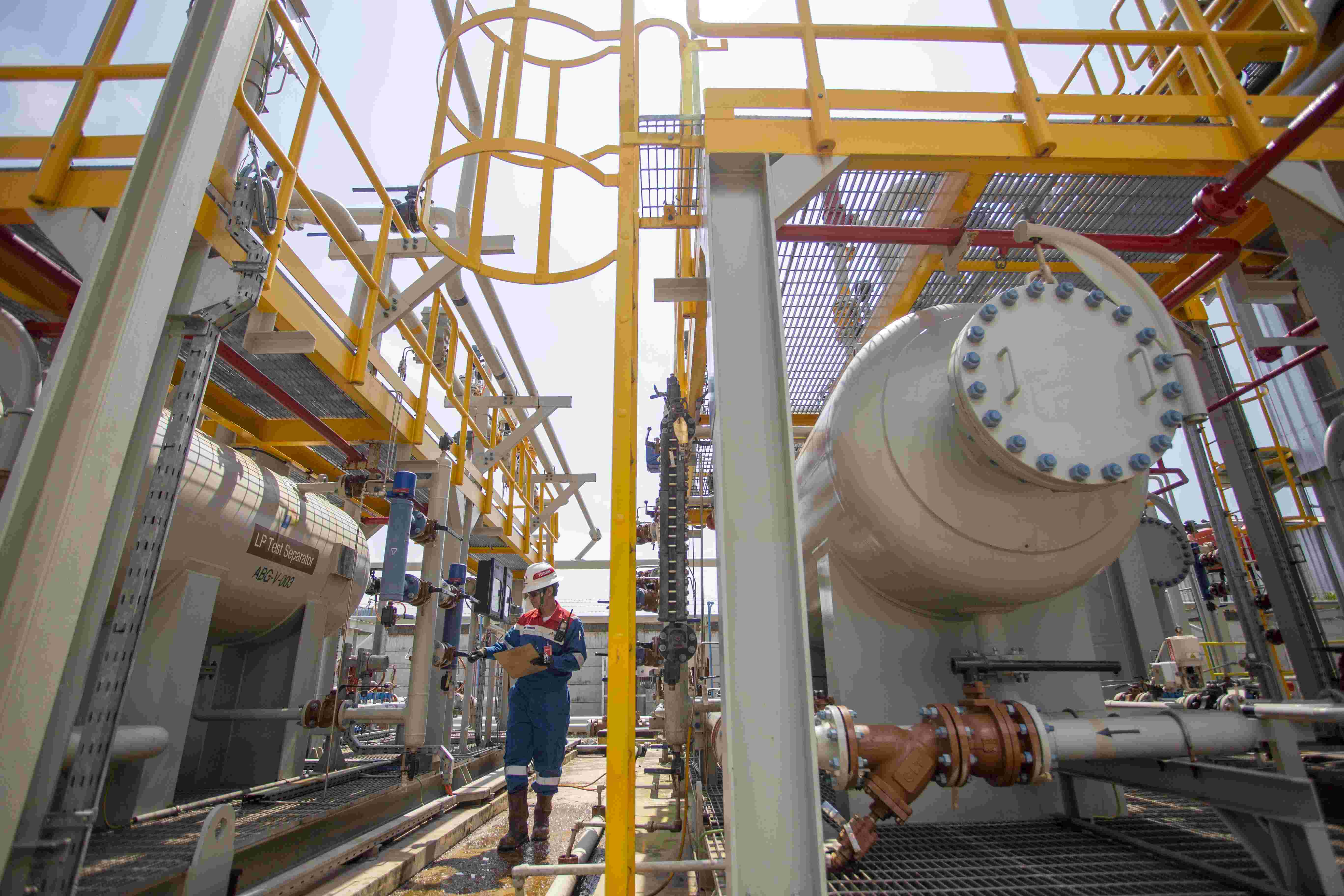 Analyst Warns That Flood of Imported Products Is Eroding TKDN in Oil and Gas