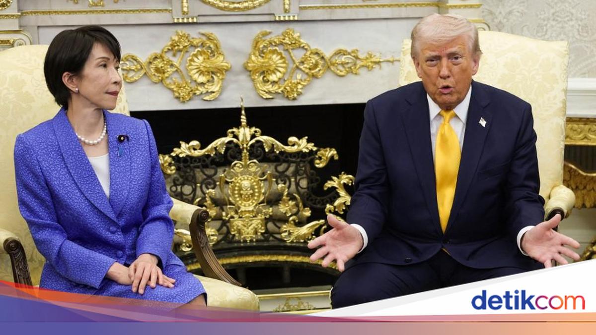 Trump's Pearl Harbor Jokes Alter Japanese PM's Facial Expression