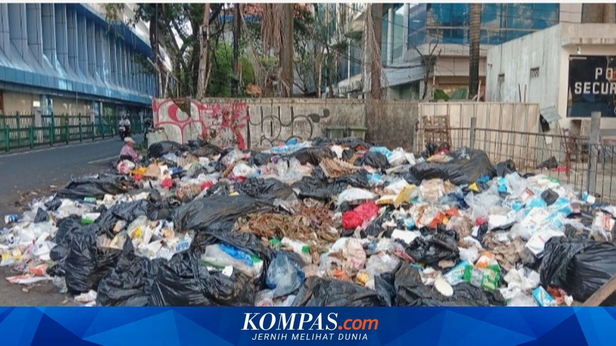 Week Without Collection: Rubbish Piles Overflow Opposite Juanda Station