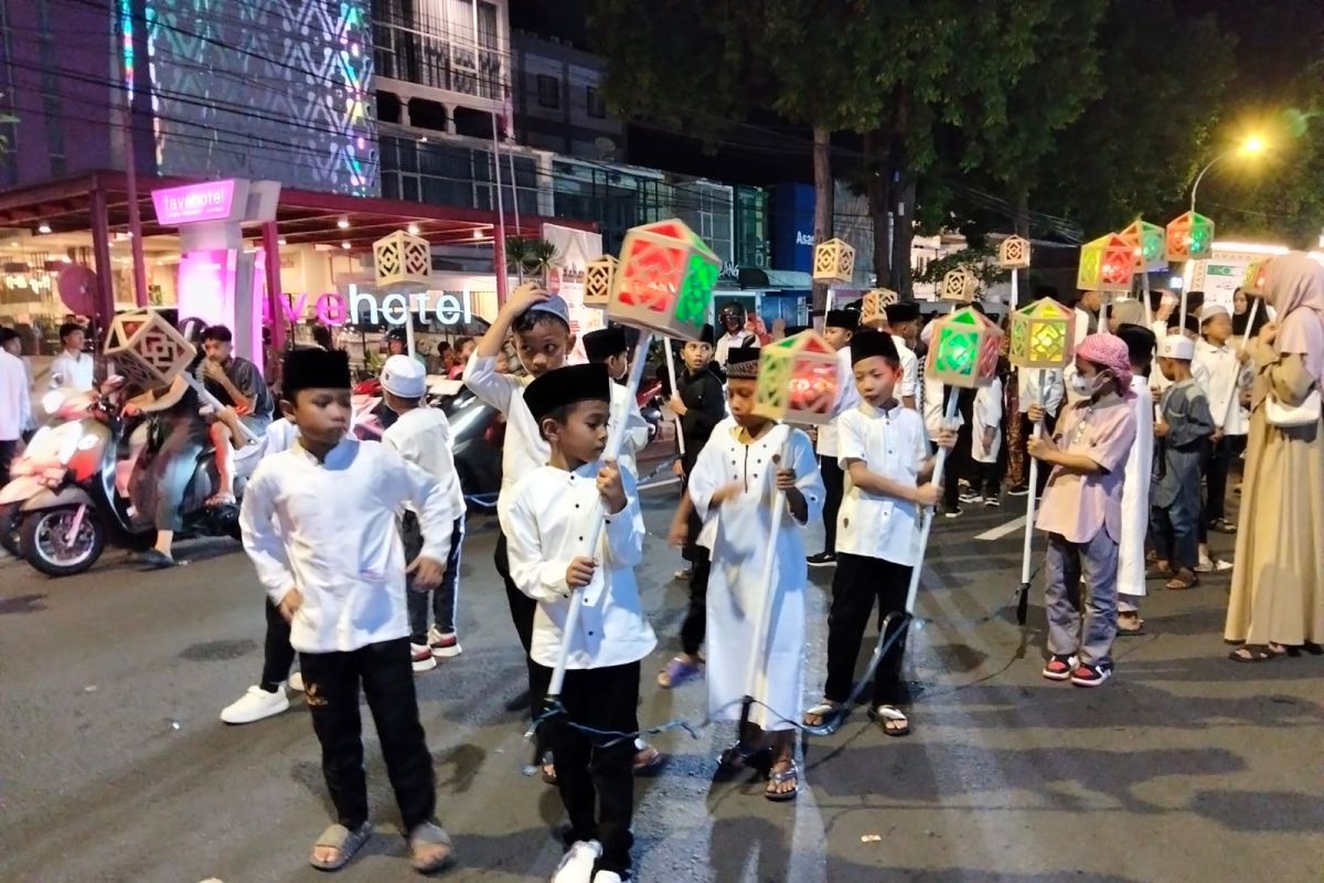 Thousands of Muslims in Mataram Join Vibrant Takbiran Procession