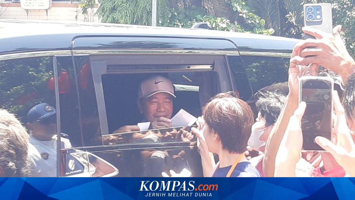 Jokowi Heads to Jakarta to Celebrate Eid al-Fitr with Children and Grandchildren