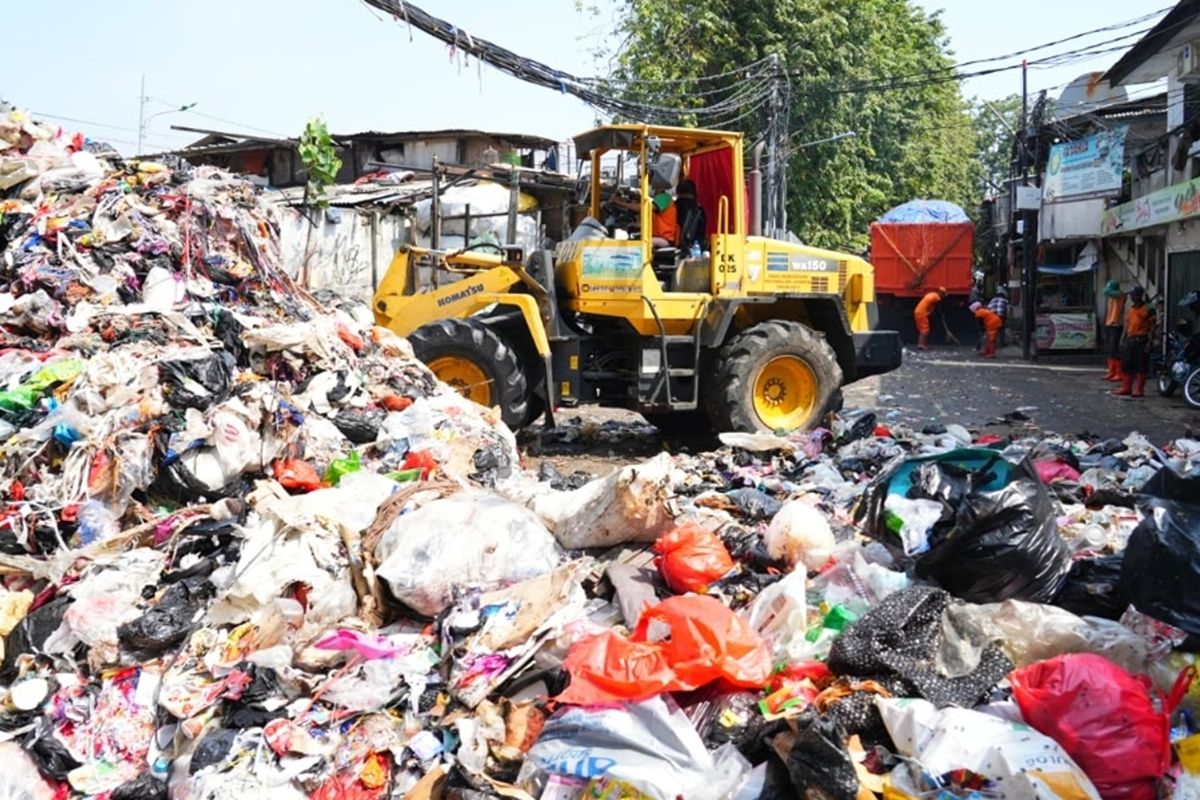 100 Trucks Deployed to Tackle Rubbish Piles in Tubagus Angke, West Jakarta