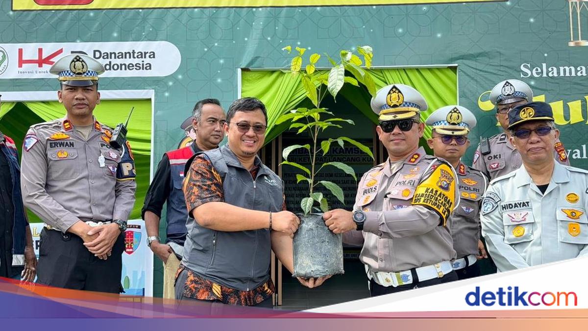 Ecological 'THR': Unique Way Police Celebrate First Day of Lebaran in Dumai, Riau