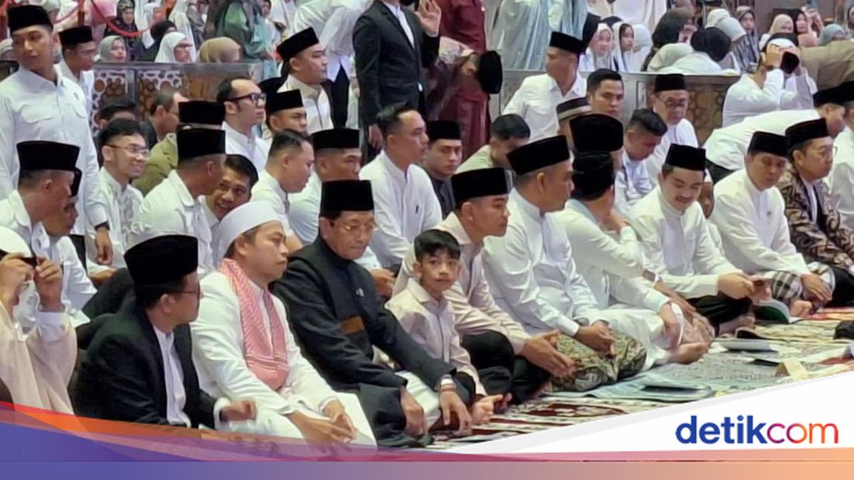 Gibran Accompanied by Jan Ethes Arrives at Istiqlal Mosque for Eid al-Fitr Prayer
