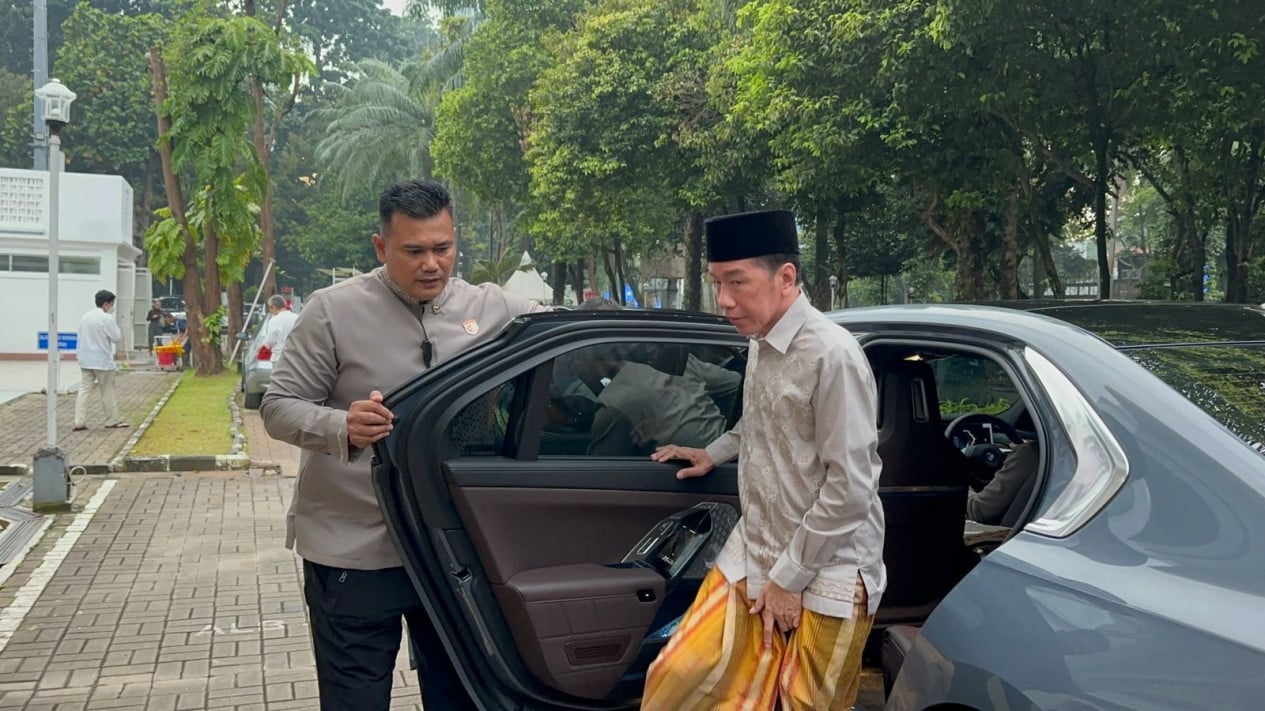 Jokowi Performs Eid Prayer with Iriana and Kaesang at GBK