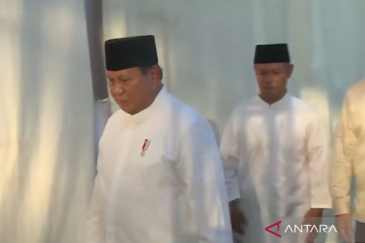 President Prabowo Performs Eid Prayer at Darussalam Mosque in Aceh Tamiang