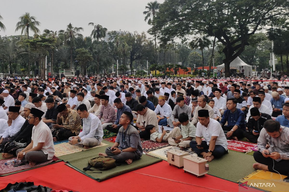 Kyai Haji Ma'ruf Amin Serves as Khatib for Eid Prayer at Jakarta City Hall